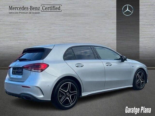 Usado Mercedes A180 AMG line 116 CV (85 kW) 2022 Plata iridio