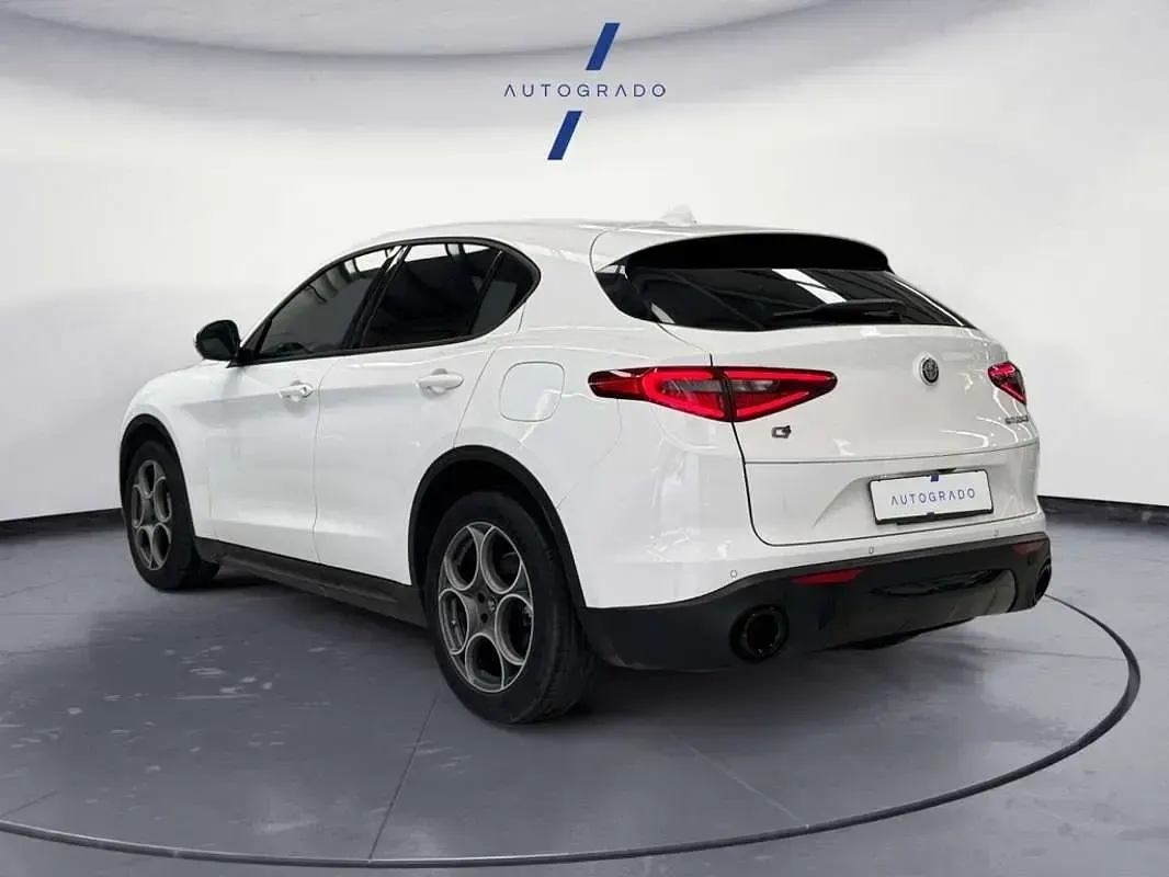 Usado Alfa Romeo Stelvio Sprint 189 CV (139 kW) 2022 Blanco SUV