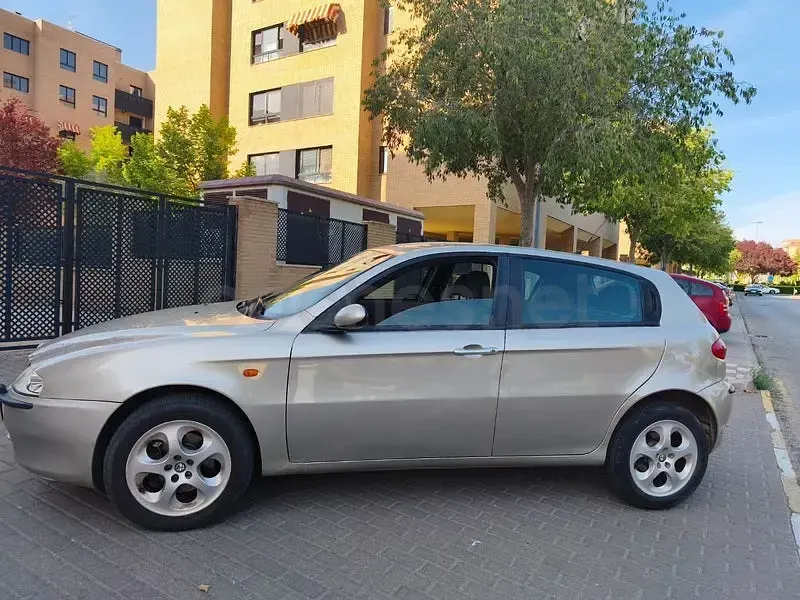 Usado Alfa Romeo 147 Progression 115 CV (84 kW) 2004 Beige Utilitario