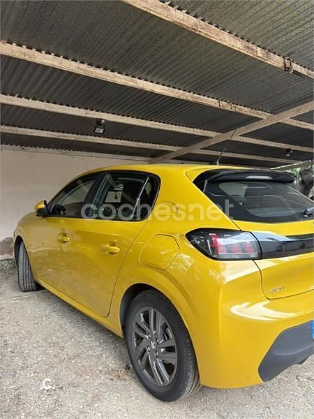 Usado Peugeot 208 Style 100 CV (73 kW) 2021 Amarillo Utilitario