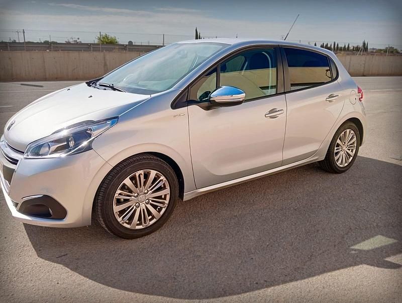 Usado Peugeot 208 Active 75 CV (55 kW) 2018 Gris Utilitario