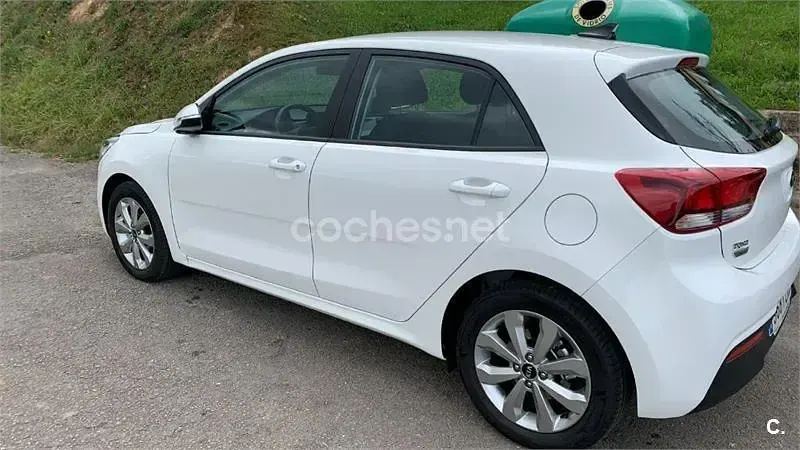 Usado Kia Rio 100 HP (73 kW) 2021 Branco Sedan