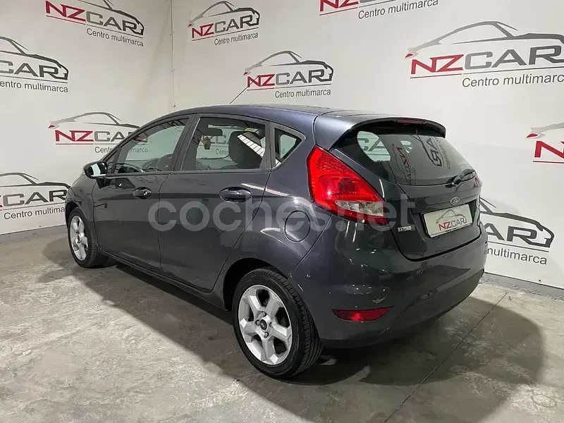 Usado Ford Fiesta Trend 68 CV (50 kW) 2009 Gris / plata Berlina