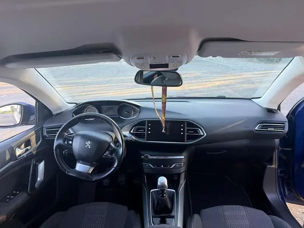 Usado Peugeot 308 Allure 120 CV (88 kW) 2017 Azul Utilitario