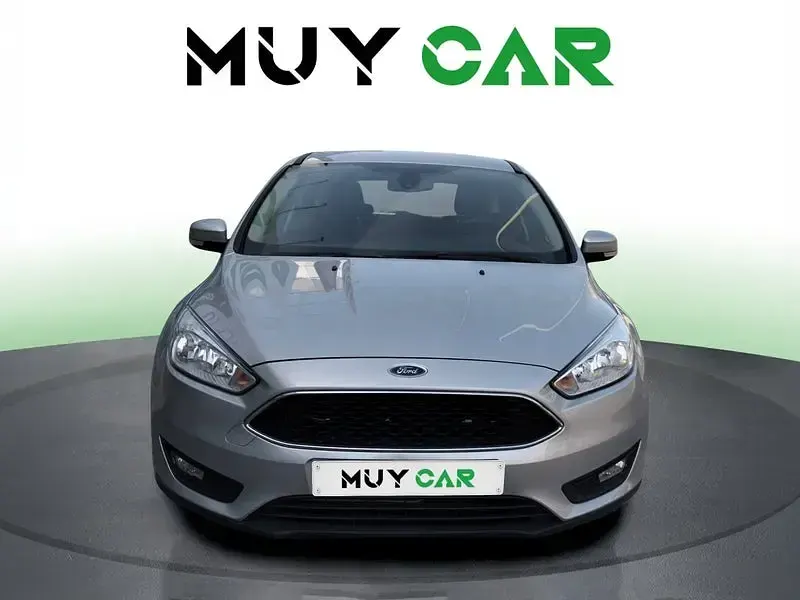 Usado Ford Focus Trend 125 CV (91 kW) 2018 Gris / plata Berlina