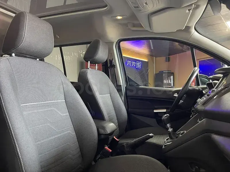 Usado Ford Tourneo Connect Titanium 120 CV (88 kW) 2017 Negro Monovolumen