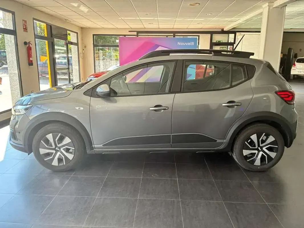 Usado Dacia Sandero Expression 101 CV (74 kW) 2025 Gris Utilitario