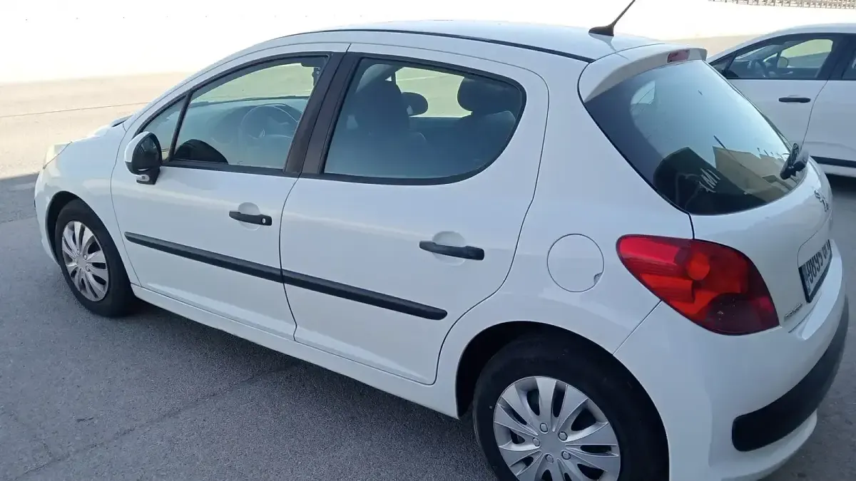 Usado Peugeot 207 70 CV (51 kW) 2009 Blanco Utilitario
