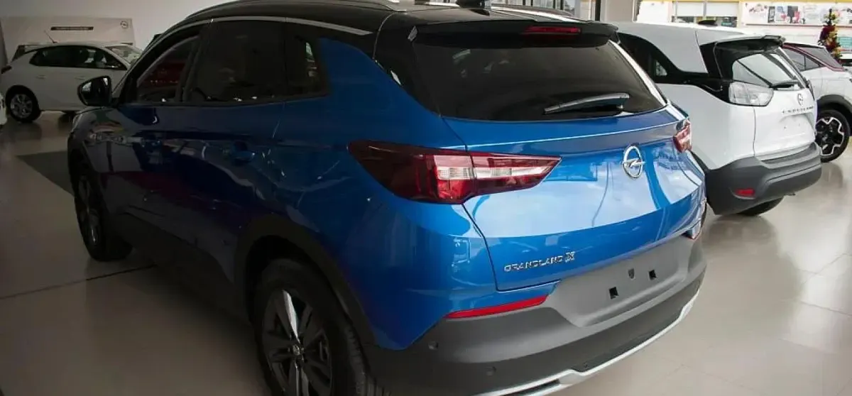 Usado Opel Grandland X Design & Tech 131 CV (96 kW) 2021 Effekt blue cmetaliz SUV