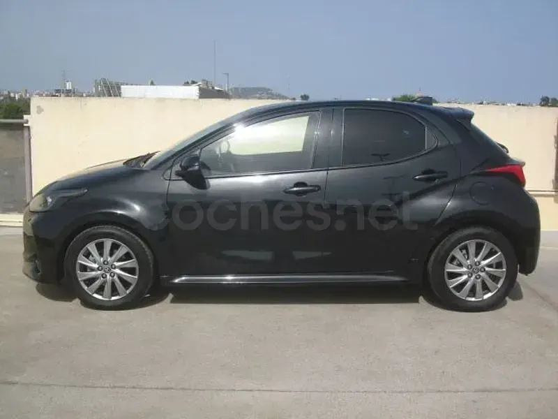 Usado Toyota Yaris Hybrid Active 116 CV (85 kW) 2022 Negro Berlina