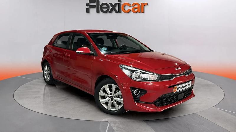 Usado Kia Rio 101 CV (74 kW) 2022 Rojo Berlina