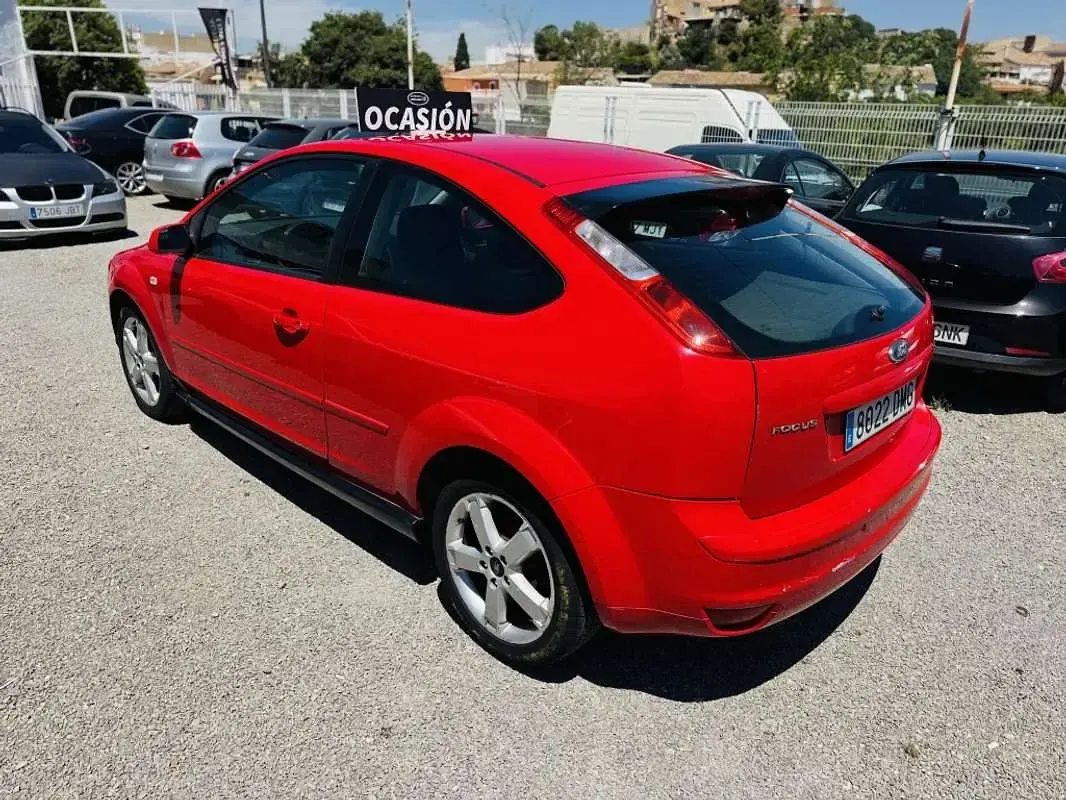 Usado Ford Focus Trend 90 CV (66 kW) 2005 Rojo Utilitario