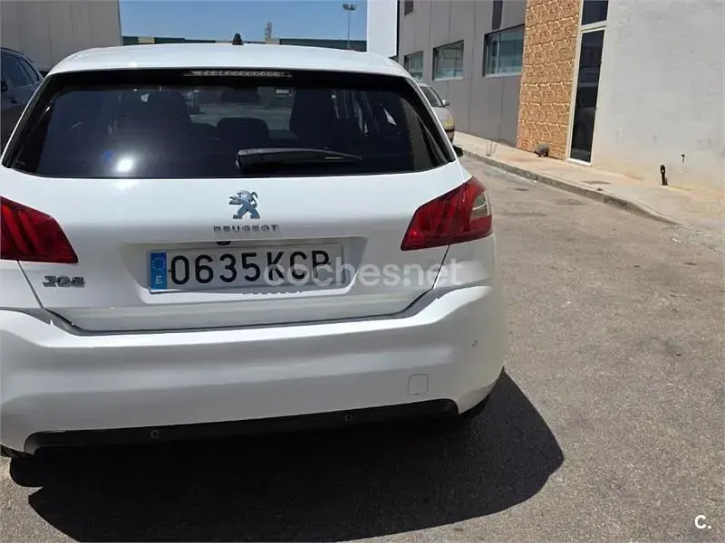 Usado Peugeot 308 Allure 120 CV (88 kW) 2017 Blanco Berlina