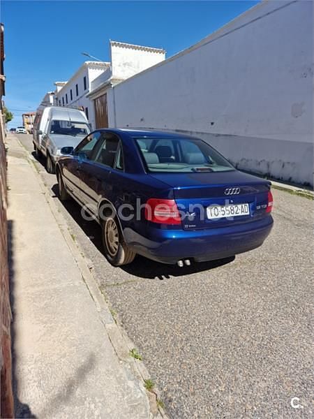 Usado Audi A4 110 CV (80 kW) 1999 Azul Berlina