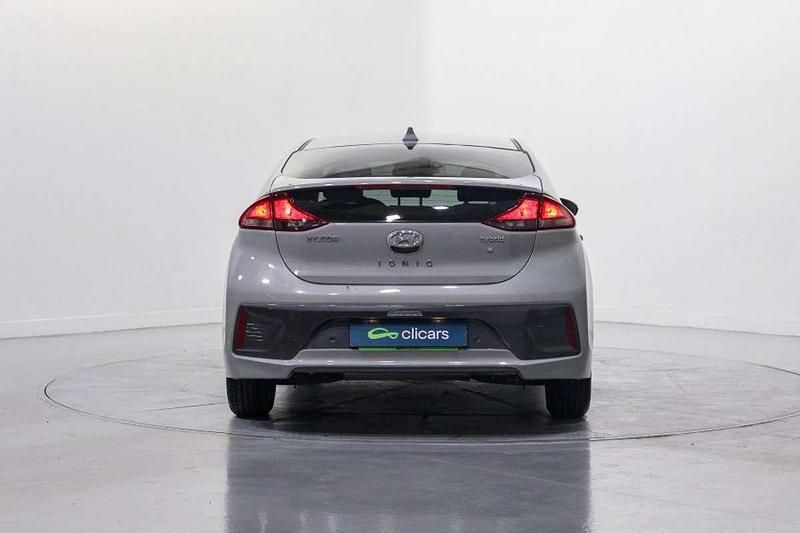 Usado Hyundai Ioniq 141 CV (103 kW) 2021 Gris Utilitario