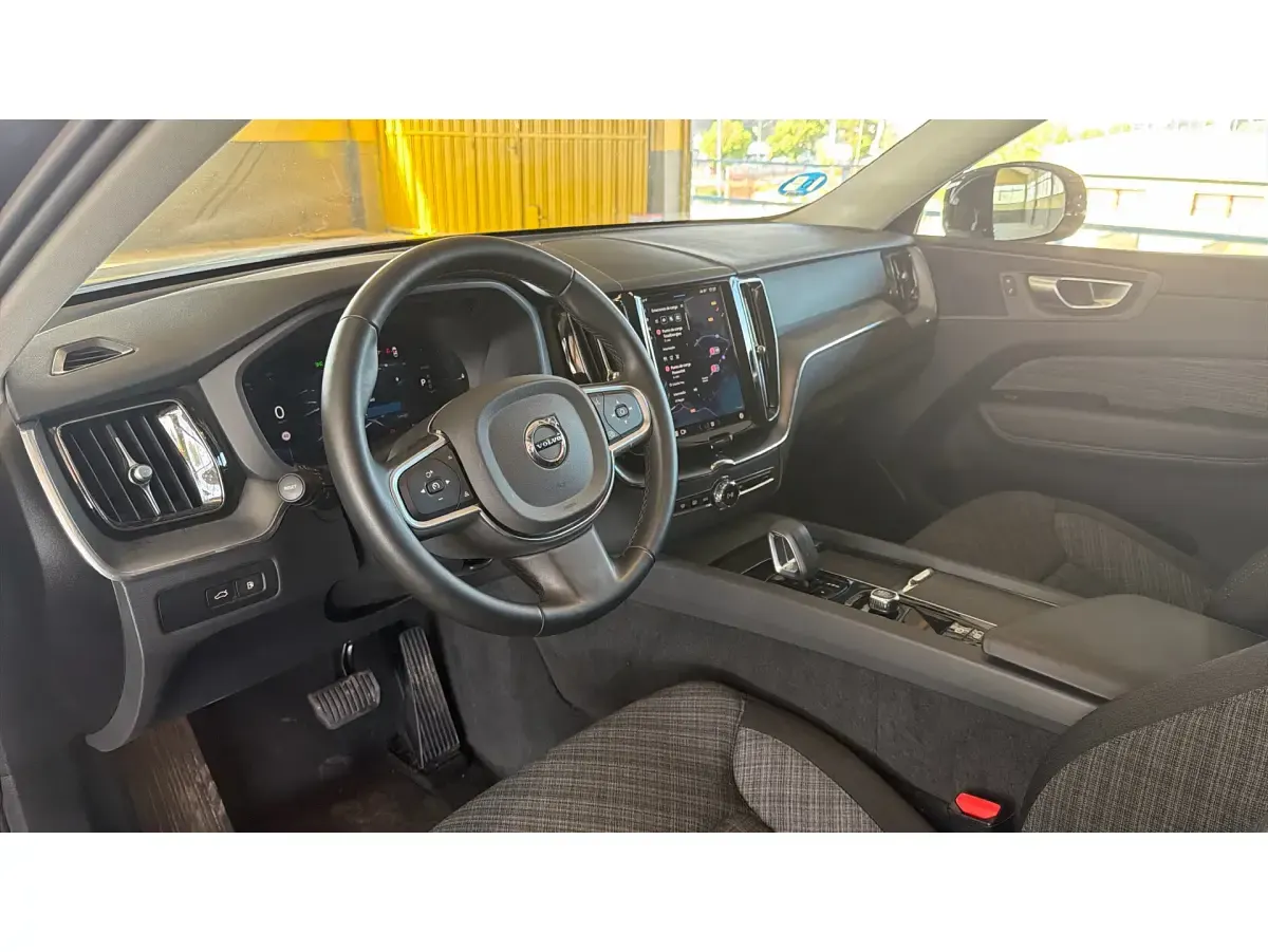 Usado Volvo XC60 Core 350 CV (257 kW) 2025 Negro SUV