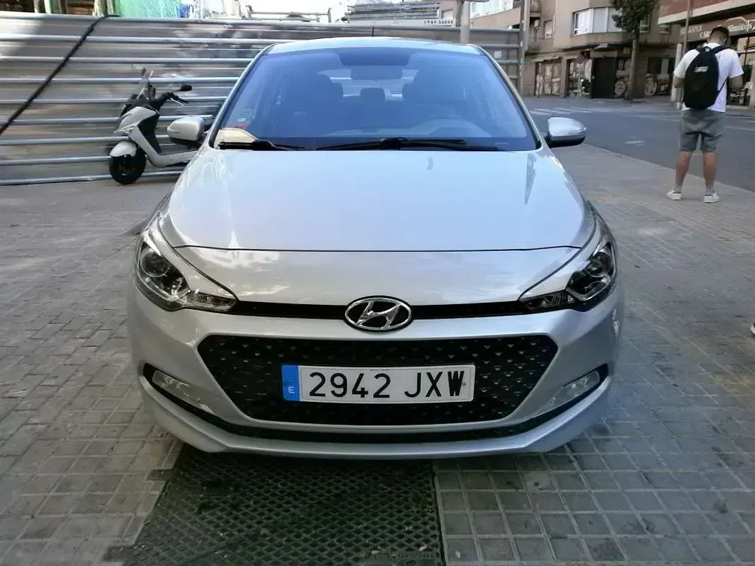 Usado Hyundai i20 84 CV (61 kW) 2017 Plateado Utilitario