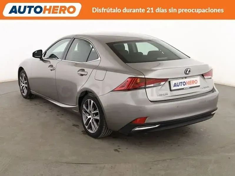 Usado Lexus IS300h Executive Line 223 CV (164 kW) 2019 Gris / plata Berlina