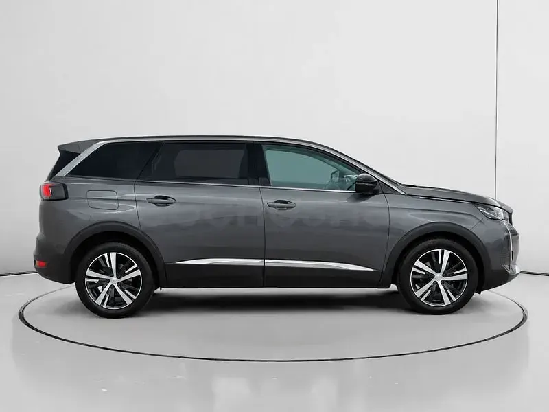 Usado Peugeot 5008 Allure 130 CV (95 kW) 2022 Gris / plata SUV