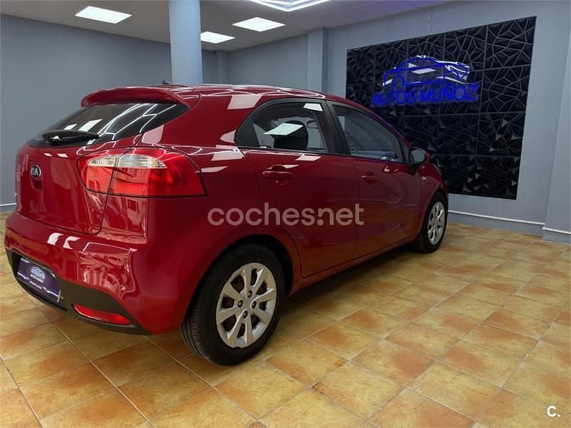 Usado Kia Rio 85 CV (62 kW) 2014 Granate Berlina