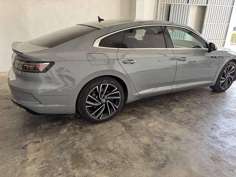 Usado VW Arteon R 320 CV (235 kW) 2023 Gris Coupe
