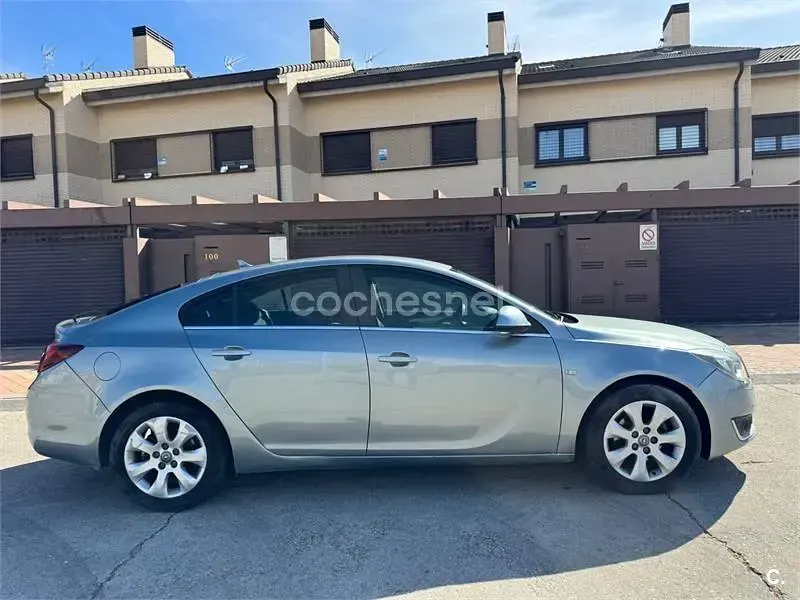 Usado Opel Insignia Selective 163 HP (119 kW) 2015 Cinzento Sedan