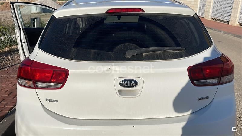 Usado Kia Rio Plus 90 CV (66 kW) 2017 Blanco Berlina