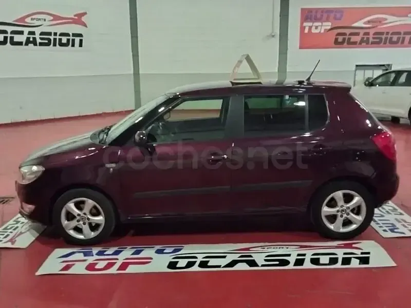Usado Skoda Fabia Elegance 105 CV (77 kW) 2012 Granate Berlina