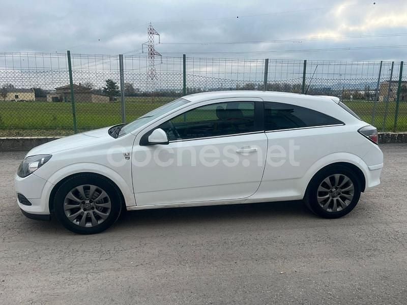 Blanco Usado 2010 Opel Astra GTC Berlina | 3650 € (Precio justo) - Imagen 1/4