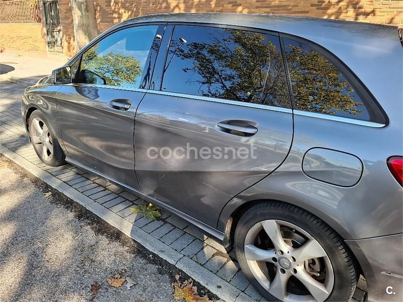 Usado Mercedes B180 109 CV (80 kW) 2013 Gris / plata Monovolumen
