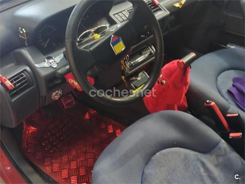 Usado Renault Clio 60 CV (44 kW) 1996 Rojo Utilitario