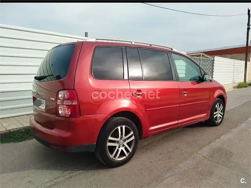 Usado VW Touran 105 CV (77 kW) 2008 Granate Monovolumen