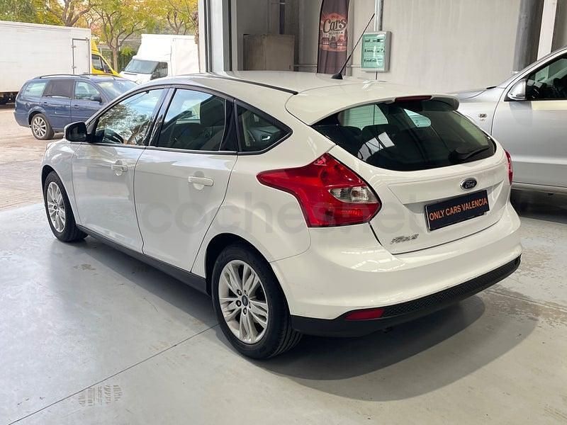 Usado Ford Focus Trend 105 CV (77 kW) 2011 Blanco Berlina