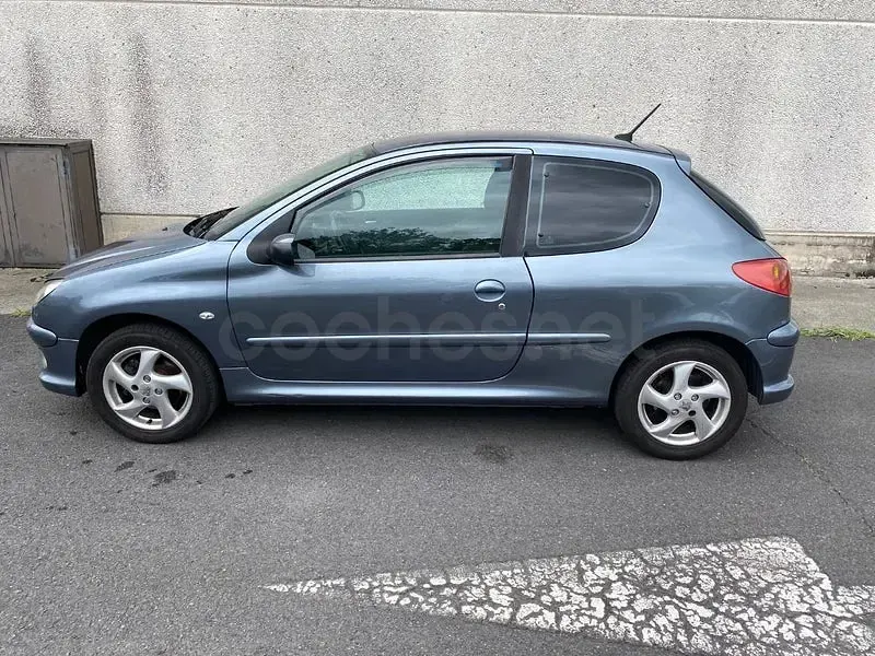 Usado Peugeot 206 110 CV (80 kW) 2006 Gris / plata Berlina