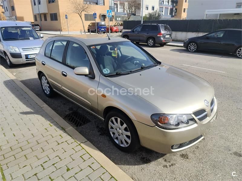 Usado Nissan Almera 98 CV (72 kW) 2004 Beige Berlina