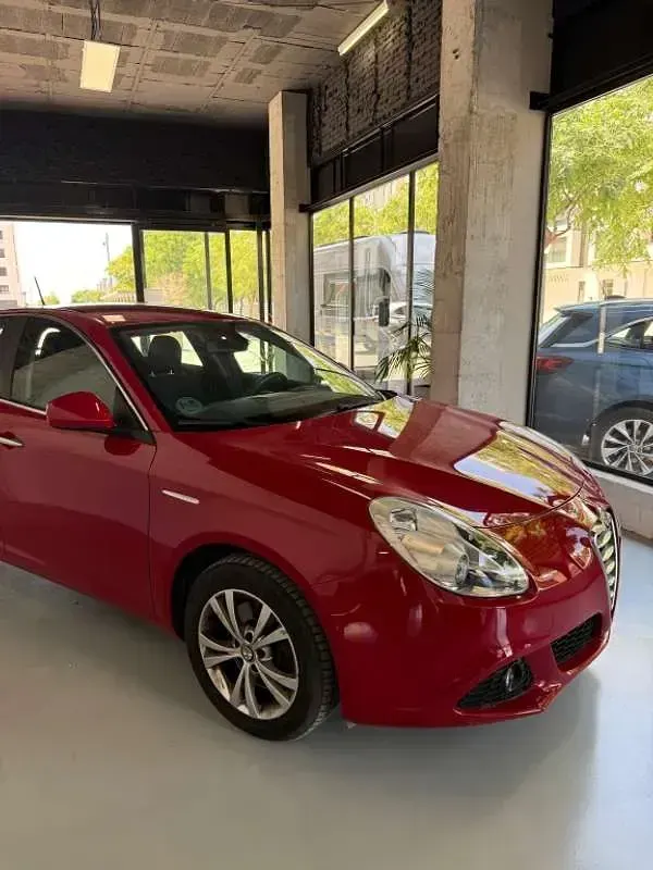 Usado Alfa Romeo Giulietta Distinctive 170 CV (125 kW) 2012 Rojo Utilitario