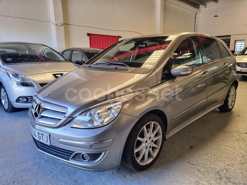 Usado Mercedes B200 140 CV (102 kW) 2010 Gris / plata Monovolumen