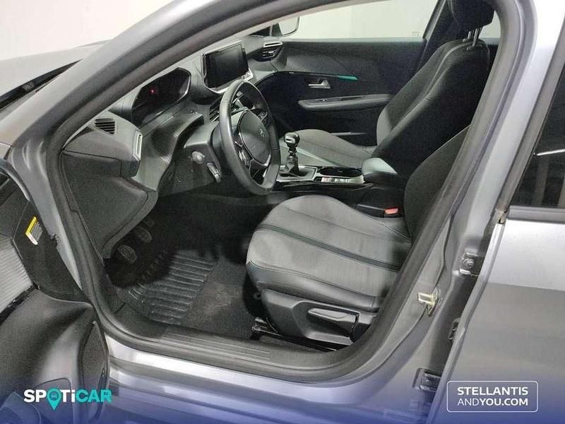 Usado Peugeot 208 Allure 101 CV (74 kW) 2023 Gris Utilitario