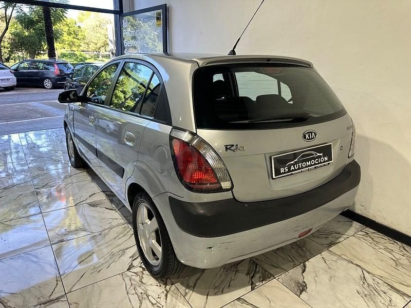 Używany Kia Rio EX 110 KM (80 kW) 2006 Szary Sedan/Limuzyna
