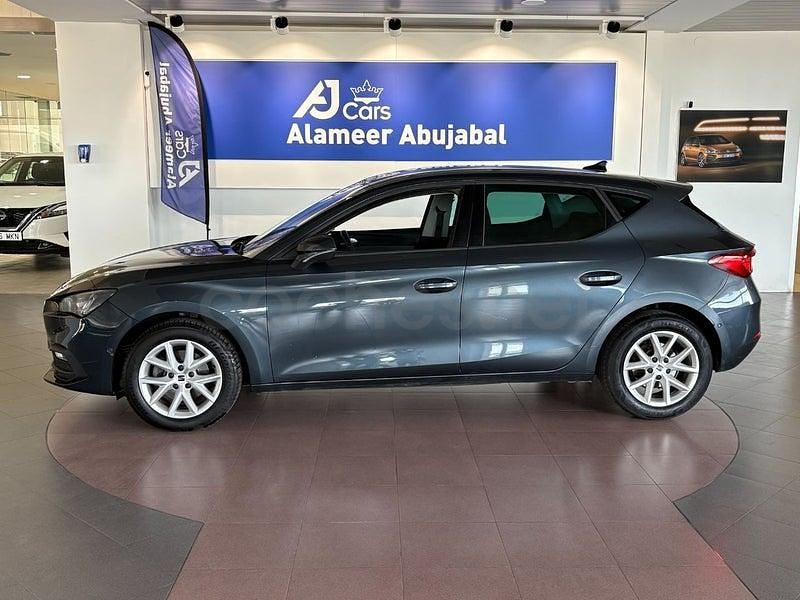 Usado Seat Leon Style 110 CV (80 kW) 2022 Gris / plata Berlina