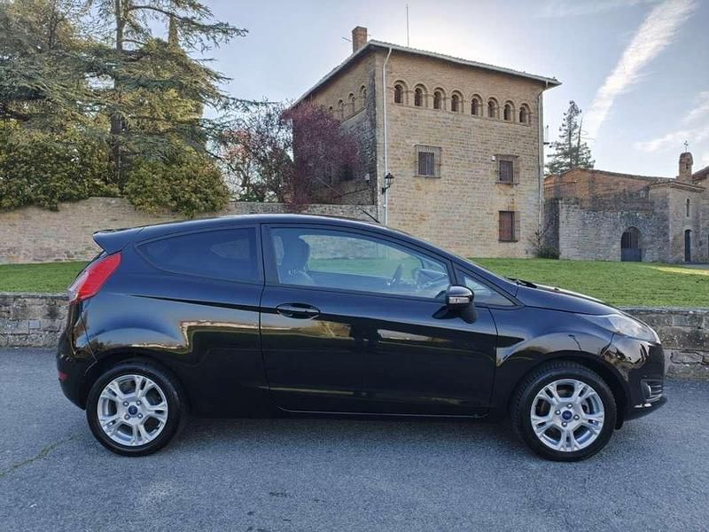 Usado Ford Fiesta Trend 101 CV (74 kW) 2014 Negro Utilitario