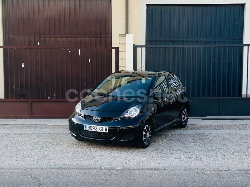 Usado Toyota Aygo Live 68 CV (50 kW) 2009 Negro Utilitario