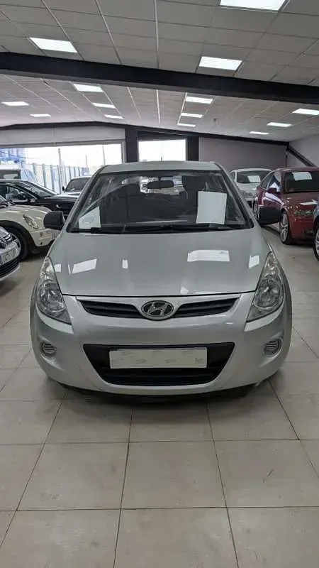 Usado Hyundai i20 Comfort 77 CV (56 kW) 2011 Gris Utilitario