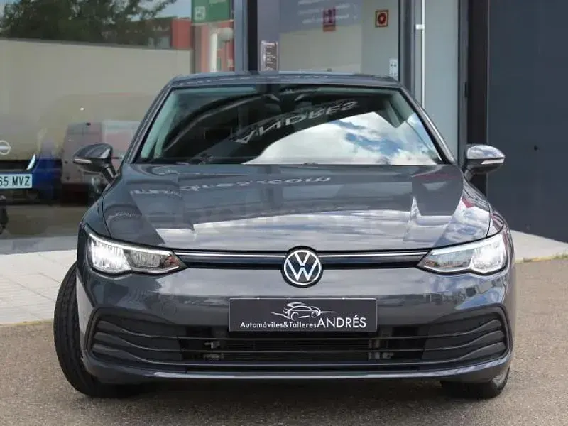 Usado VW Golf VIII Life 110 CV (80 kW) 2022 Gris / plata Berlina