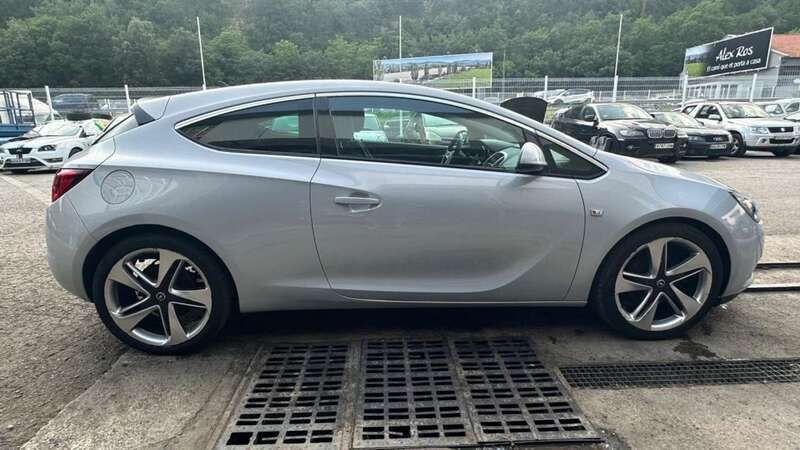 Usado Opel Astra GTC Sport 165 CV (121 kW) 2011 Azul Utilitario