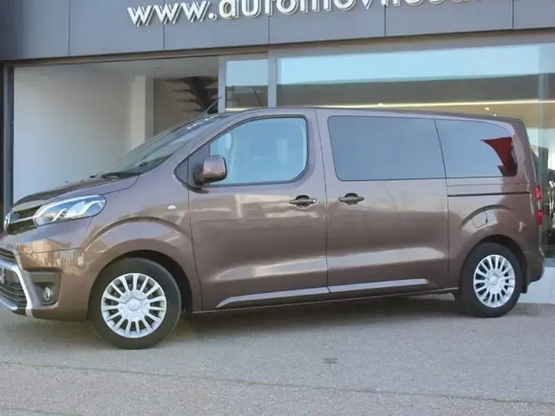 Usado Toyota Proace Verso Plus 177 CV (130 kW) 2023 Marrón Familiar