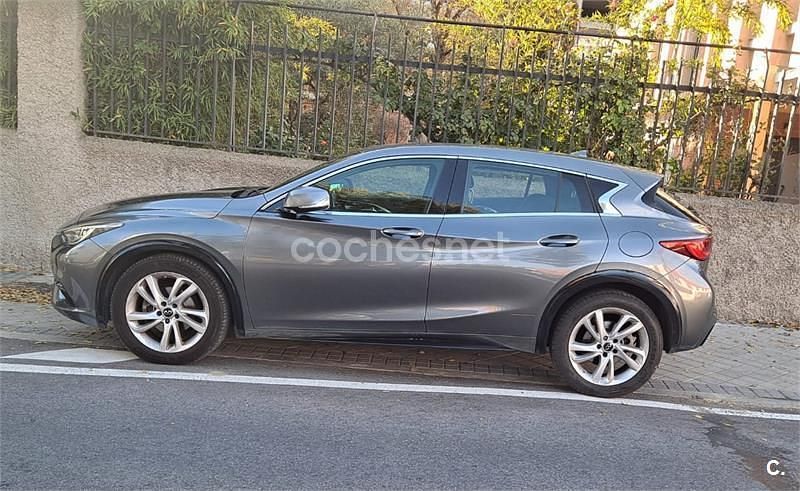 Usado Infiniti Q30 Premium 109 CV (80 kW) 2016 Gris / plata Berlina