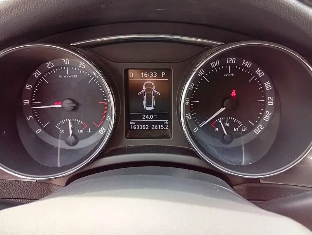 Usado Skoda Superb Ambition 140 CV (102 kW) 2015 Gris Berlina