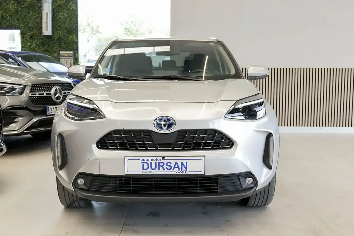 Usado Toyota Yaris Hybrid Style 115 CV (84 kW) 2022 Gris claro