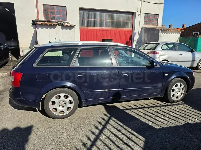 Usado Audi A4 130 CV (95 kW) 2004 Azul Familiar